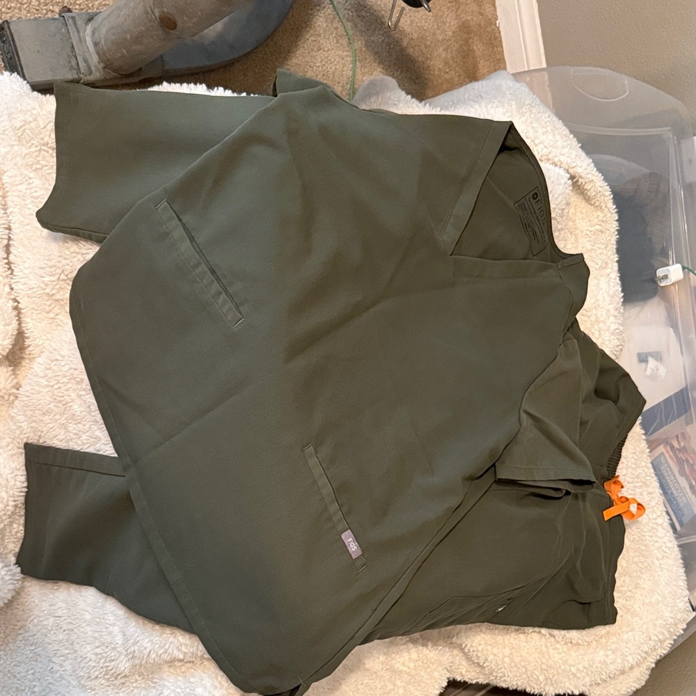 Figs Women’s Olive Green Scrub Top and Pants Set